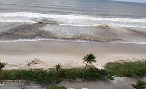 Homem leva tiro de espingarda enquanto dormia em banco na orla de Maceió