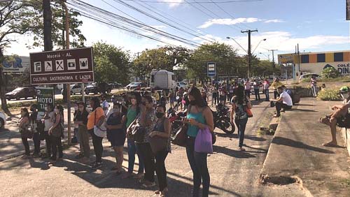 Sem alternativa, trabalhadores se aglomeram em pontos e dentro de ônibus em Maceió 