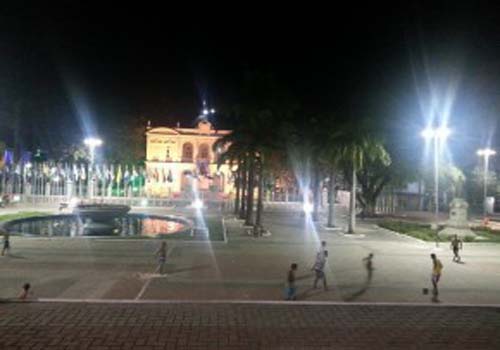 Praça dos Martírios ganha “banho de luz”