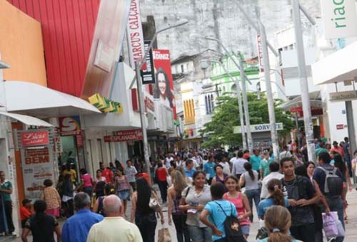 Lojas do centro da cidade fecham; shoppings funcionam