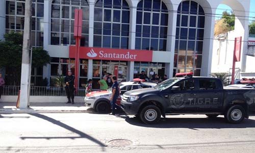 Homens armados invadem e roubam agência do Santander em Maceió
