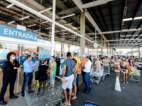 Após decreto do governo, alagoanos lotam supermercados em Maceió