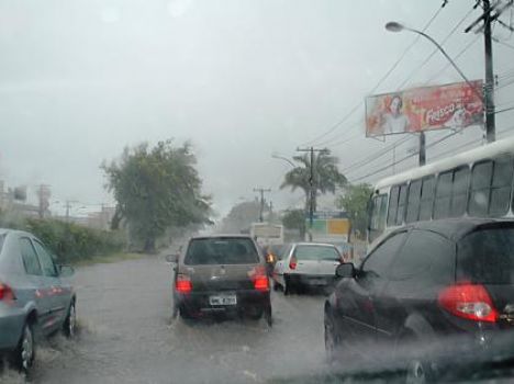 Chuva castiga Maceió e deixa trânsito lento