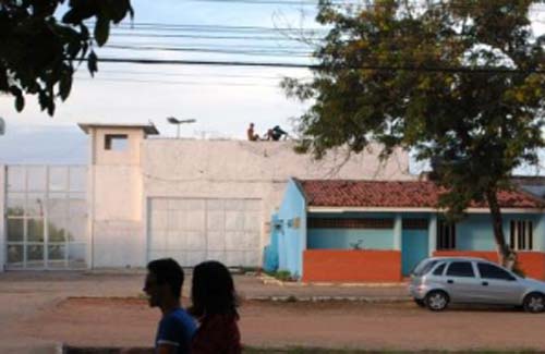 Menor escala muro da UIM e foge em motocicleta que o esperava na porta 