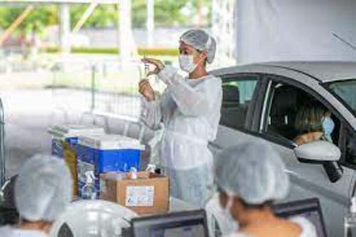 Maceió vacina pessoas sem comorbidades 56+ na sexta (4) e 55+ no sábado (5)