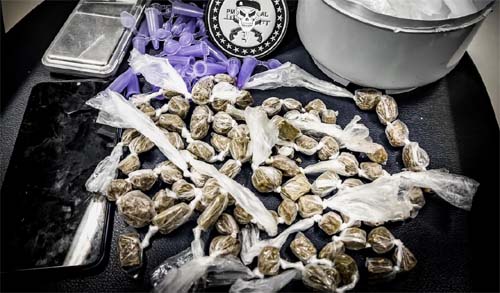 PM apreende 85 bombinhas de maconha e um revólver em Porto Calvo