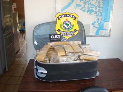 Motorista de ônibus é presa em blitz com 30 kg de maconha