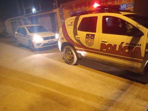 Mulher é presa acusada de tentar matar filha de 4 anos e agredir o avô de 80