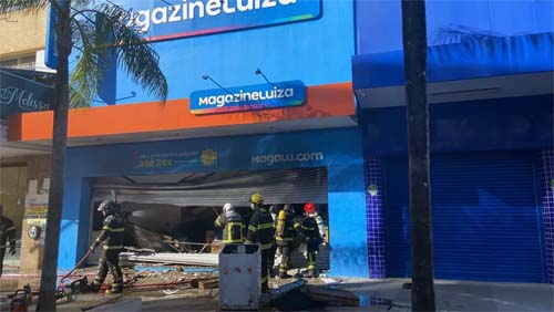 Incêndio destrói loja de departamento no centro de Maceió