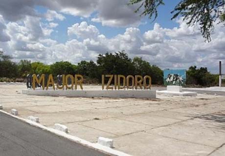 Mulher mata homem a tiros enquanto ele lanchava no centro de Major Izidoro