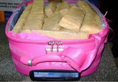 Bope detém mulher no Feitosa com mais de 28 kg de maconha em mala