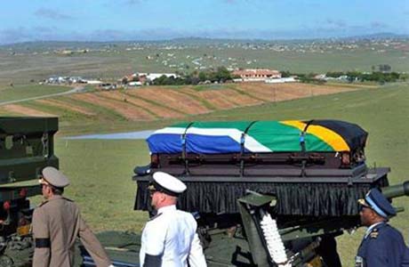 Corpo de Mandela é enterrado na cidade onde passou a infância