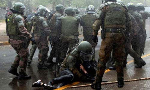 Confrontos entre policiais e manifestantes mapuches deixam uma mulher morta e 20 feridos no Chile