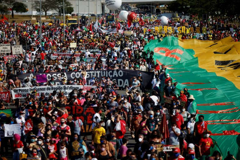 Protestos contra Bolsonaro em todos os Estados reúnem milhares
