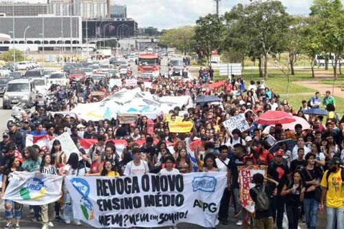 Estudantes pedem revogação do Novo Ensino Médio em manifestação na Esplanada