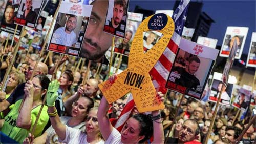 Opinião pública israelense mostra crescente oposição à guerra em Gaza, centrada na preocupação com reféns e soldados