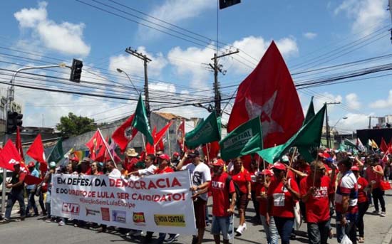 Manifestantes fazem caminhada em apoio ao ex-presidente Lula