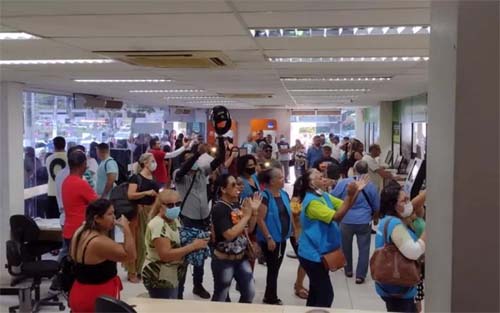 Após uso de explosivos durante protesto, secretarias municipais suspendem atendimento ao público