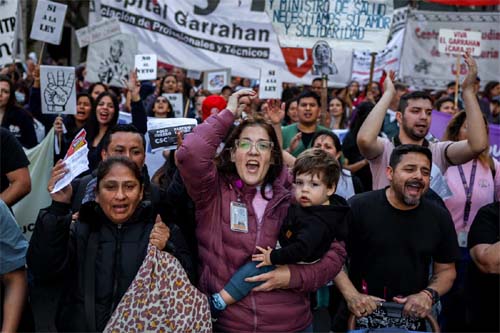 Professores, médicos e estudantes enfrentam os vetos de Milei com greves e marchas
