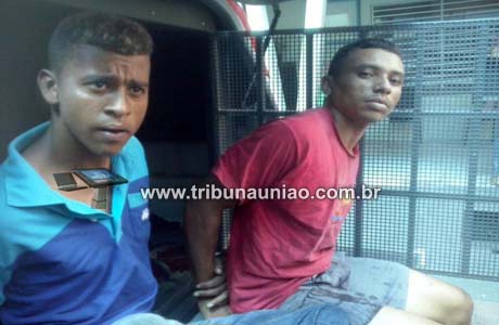 Jovens se assustam ao pressentir presença do PELOPES, um deles saca um revolver contra os militares e o outro acaba ferido
