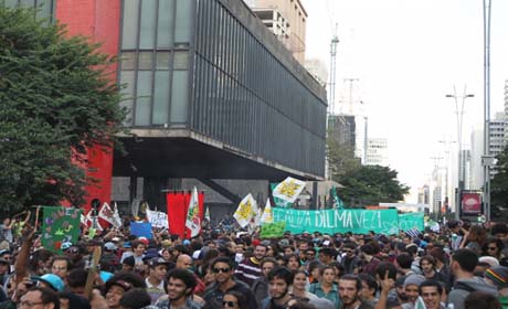 Manifestantes se reúnem na Avenida Paulista para Marcha da Maconha