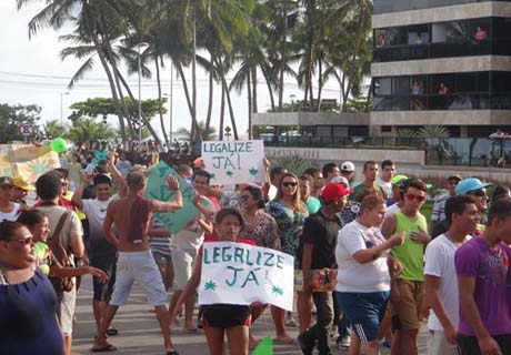 Após impasse com prefeitura, Marcha da Maconha atrai centenas em Maceió