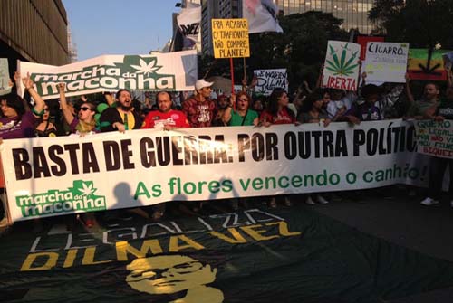 Manifestantes realizam Marcha da Maconha na Avenida Paulista em São Paulo