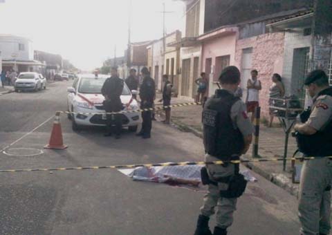 Garçom é assassinado a tiros em frente à igreja na Ponta Grossa