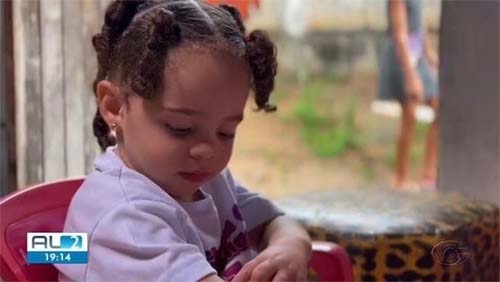 Criança com doença rara segue tratamento em AL após receber do SUS remédio mais caro do mundo