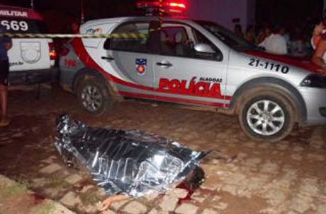 Jovem é assassinada na frente de escola pública
