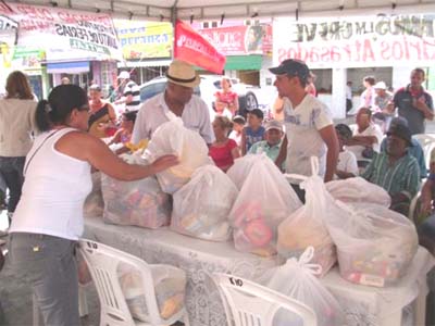 Sem salários, servidores de Maribondo recebem donativos do povo