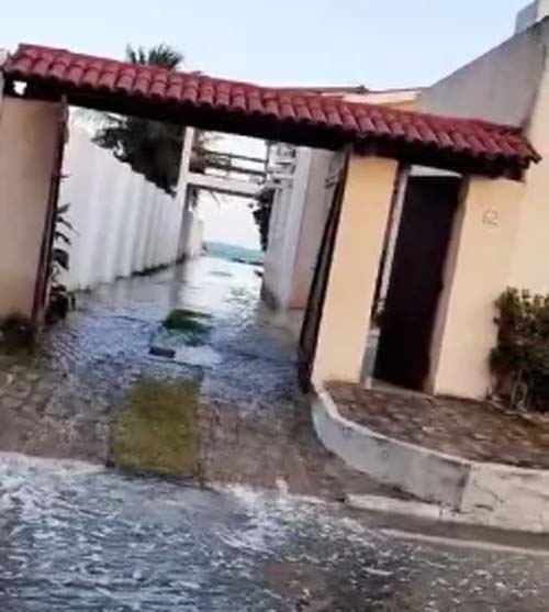 Mar avança, invade casas e causa estragos na Barra Nova