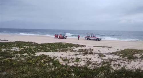 Um piloto de paramotor morreu afogado na tarde deste sábado (30) ao cair no mar  em Maricá, na Região Metropolitana do Rio.