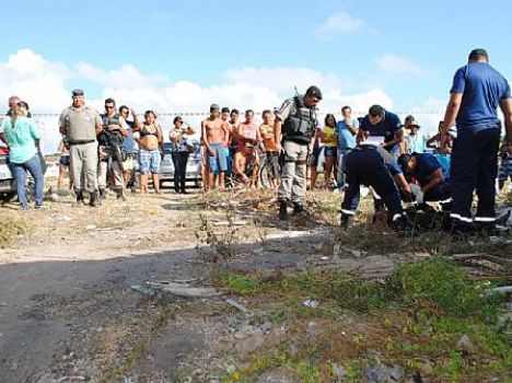 Homem é espancado, esfaqueado e carbonizado em Cruz das Almas