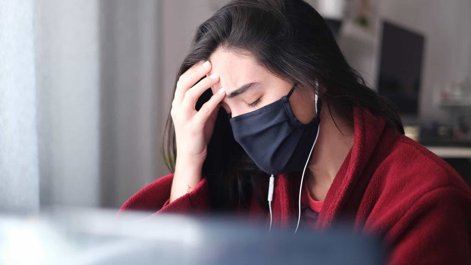 Usar máscara dá dor de cabeça? Entenda a razão e saiba como evitar