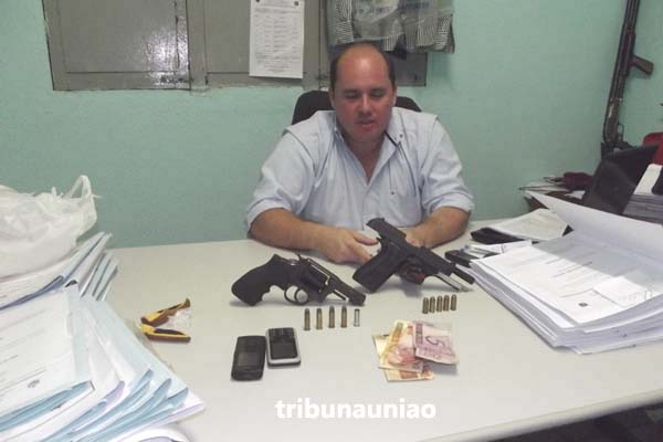 PC de Murici apreende com quatro menores uma pistola PT de uso exclusivo da policia, dinheiro e drogas