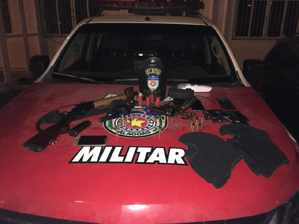 Policial militar é preso com armas de fogo, balaclava e munições em abordagem policial