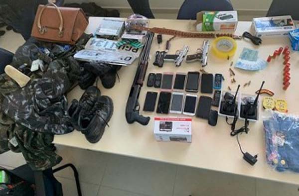 Foragido da Justiça é preso com uniforme das Forças Armadas e escopeta em AL