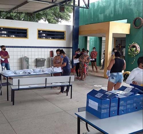 Escolas entregam materiais impressos para reforçar ensino em casa