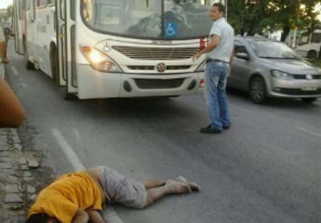Pedestre morre atropelado por ônibus na Avenida Fernandes Lima 