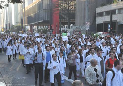Médicos fazem protesto em Maceió contra contratação de estrangeiros