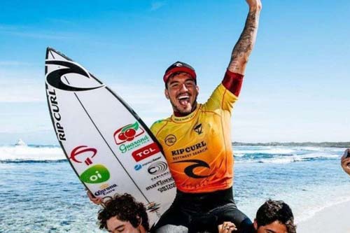 Gabriel Medina vence Filipe Toledo e conquista o tricampeonato mundial de Surfe