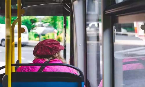 Jovem de 13 anos põe cabeça para fora do ônibus, bate em poste e morre
