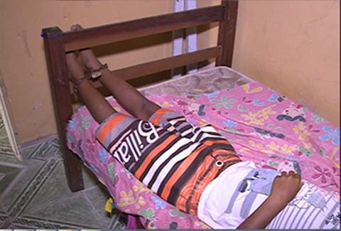 Garoto de 11 anos é acorrentado à cama pela própria mãe 