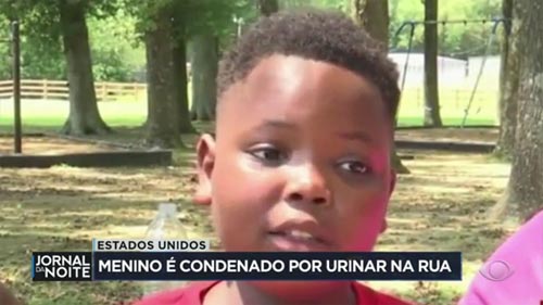 Menino negro de 10 anos é condenado a três meses de prisão após urinar na rua
