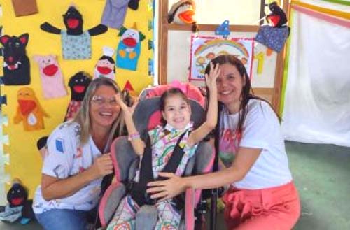 Aos 6 anos, aluna da rede municipal com paralisia cerebral dá exemplo de superação
