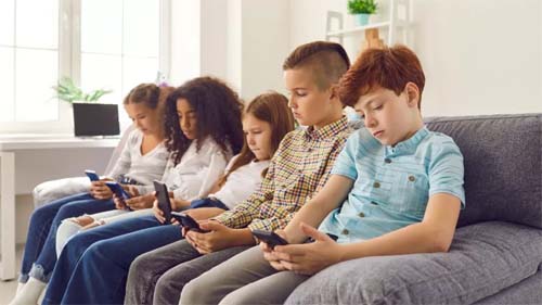 Smartphones causam pensamentos suicidas, baixa autoestima e agressividade em crianças com menos de 13 anos, revela estudo