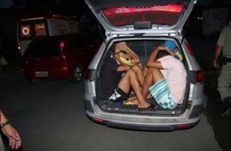 Jovens são agredidos pela poulação por roubo de celulares