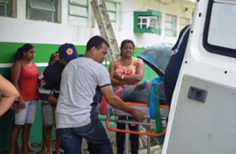 Adolescente grávida é esfaqueada até a morte na porta da escola