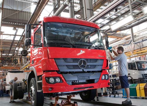 Mercedes-Benz vai contratar até 600 temporários para fábricas de caminhões